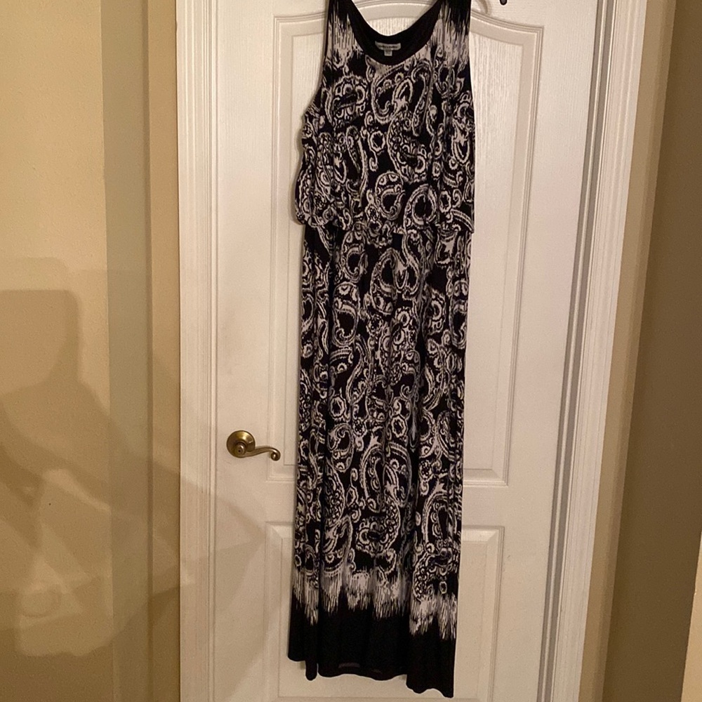 Size 20 black and white dress.